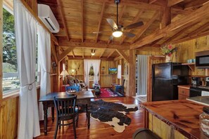 Hytte - 1 kingsize-seng - boblebad - bjergudsigt (240 Melton Rd) | Interiør