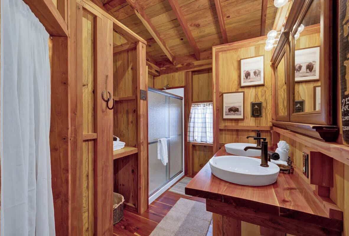 Cabin, 1 King Bed, Hot Tub, Mountain View (240 Melton Rd) | Bathroom | Towels