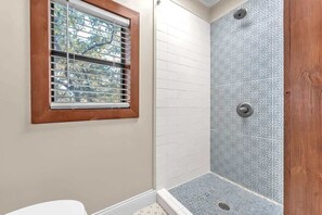 Casa, 1 cama King, banheira de imersão, vista para a montanha (2646 Goehmann Ln- Vt) | Banheiro | Ducha de hidromassagem, produtos de toalete de grife, toalhas de banho