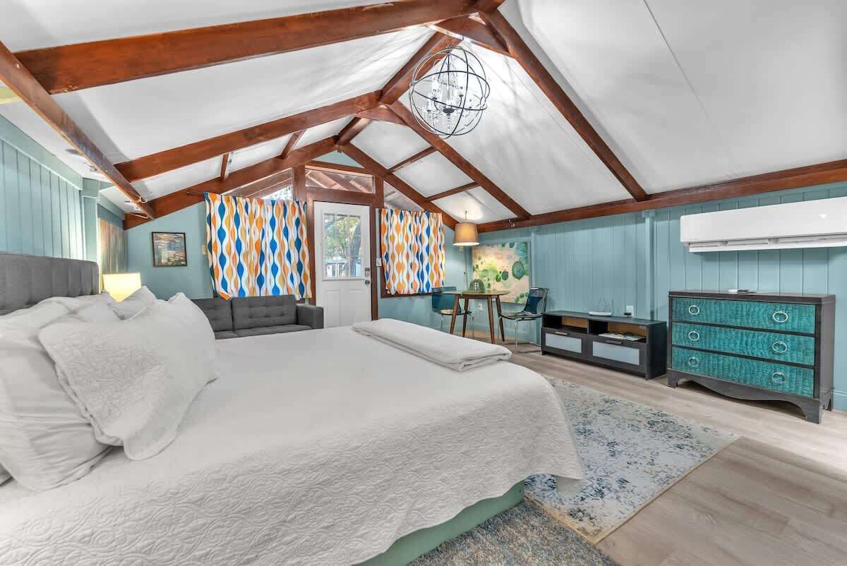 House, 1 King Bed, Hot Tub, Mountain View (2646 Goehmann Ln- Vt) | 1 bedroom, individually decorated, individually furnished, bed sheets