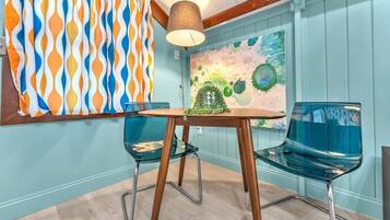 House, 1 King Bed, Hot Tub, Mountain View (2646 Goehmann Ln- Vt) | Dining