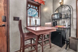 Rumah, 1 Tempat Tidur King dengan tempat tidur Sofa, hot tub (2646 Goehmann Ln- Vi) | Tempat makan