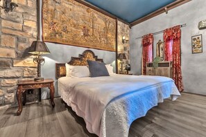 Rumah, 1 Tempat Tidur King dengan tempat tidur Sofa, hot tub (2646 Goehmann Ln- Vi) | 1 kamar tidur dan didekorasi berbeda-beda