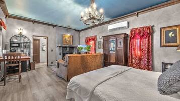 独立别墅, 1 张特大床和 1 张沙发床, 热水浴缸 (2646 Goehmann Ln- Vi) | 1 多间卧室、特色装修、特色家居、床单