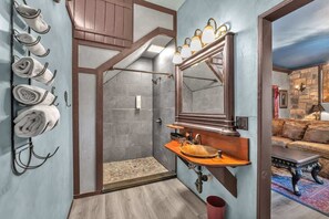 Rumah, 1 Tempat Tidur King dengan tempat tidur Sofa, hot tub (2646 Goehmann Ln- Vi) | Kamar mandi | Handuk