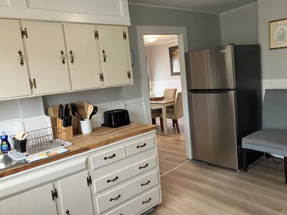 2-Bedroom Apt Near UNH, Portsmouth! - Parking, Full Kitchen, Free Wine!