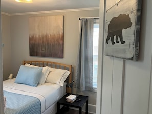 2 chambres, fer et planche à repasser, lit de bébé portatif
