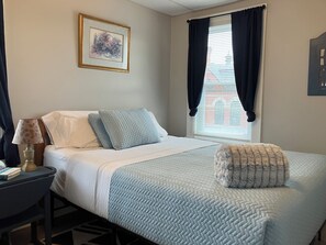 2 chambres, fer et planche à repasser, lit de bébé portatif