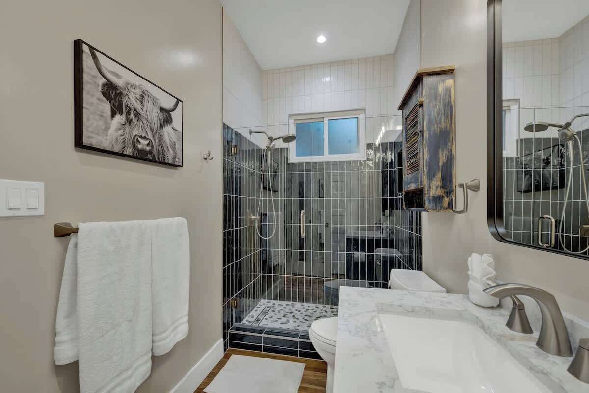 Casa, varias camas, acceso a la piscina, vistas a la piscina (381 Tolle St) | Baño | Toallas
