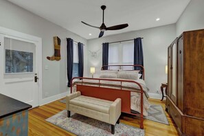 獨棟房屋, 多張床, 可使用泳池, 泳池景觀 (381 Tolle St) | 2 間臥室、獨特裝潢、布置獨特、床單