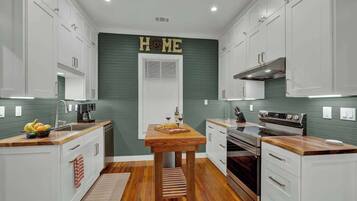 Maison, plusieurs lits, accès piscine, vue piscine (381 Tolle St) | Cuisine privée