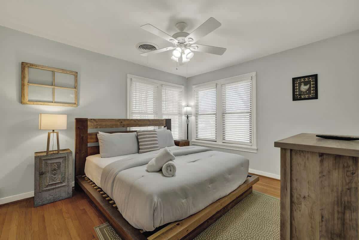 Huis, meerdere bedden, hot tub (411 W Travis- Leicht) | 3 slaapkamers, individueel gedecoreerd, individueel gemeubileerd