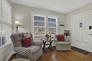 House, Multiple Beds, Hot Tub (411 W Travis- Leicht) | Living area