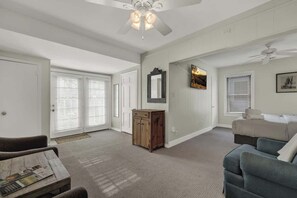 獨棟房屋, 多張床, 熱水浴缸 (411 W Travis- Leicht) | 起居區