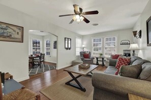 獨棟房屋, 多張床, 熱水浴缸 (411 W Travis- Leicht) | 起居區