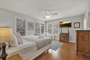 House, Multiple Beds, Hot Tub (411 W Travis- Leicht) | 3 bedrooms, individually decorated, individually furnished, bed sheets - Leicht Haus Hot-tub & Fire Pit, 5 Blks to Marktplatz! (Fredericksburg)