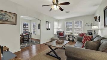 Huis, meerdere bedden, hot tub (411 W Travis- Leicht) | Woonruimte