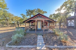 Exterior - The Vines Retreat, Hot-tubs, Game Room, 10-mins to Downtown! (Fredericksburg)