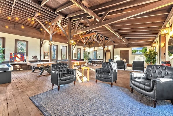 Games room - The Vines Retreat, Hot-tubs, Game Room, 10-mins to Downtown! (Fredericksburg)