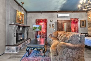 Casa, varias camas, hidromasaje (2646 Goehmann Ln Cmb) | Área de sala de estar | Chimenea 