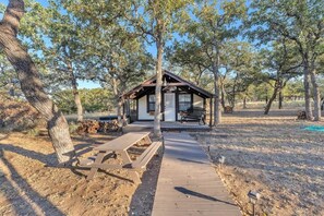 Outdoor dining - The Vines Retreat, Hot-tubs, Game Room, 10-mins to Downtown! (Fredericksburg)