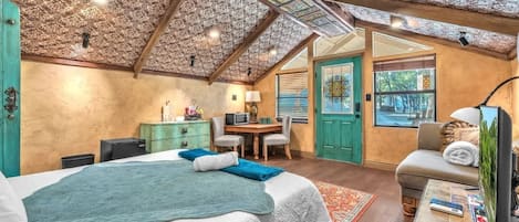 Casa, várias camas, banheira de imersão (2646 Goehmann Ln Cmb) | 6 quartos, individualmente decorados, individualmente mobiliados