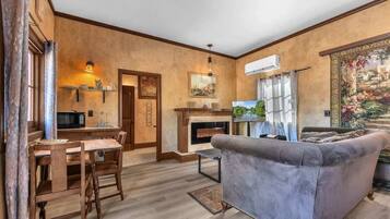 Casa, varias camas, bañera de hidromasaje (2646 Goehmann Ln Cmb) | Zona de estar | Una chimenea