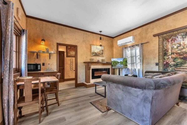 House, Multiple Beds, Hot Tub (2646 Goehmann Ln Cmb) | Living area | Fireplace