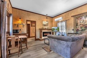 House, Multiple Beds, Hot Tub (2646 Goehmann Ln Cmb) | Living area