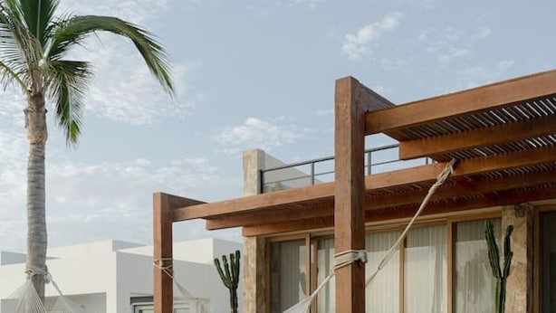 A pool area with a hammock, a palm tree, and a wooden pergola. - Increíble casa frente a la playa (Ligth House Point States)