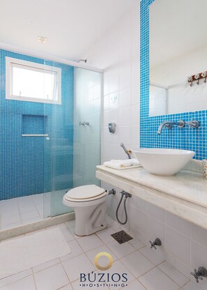 华丽独立别墅, 4 间卧室, 私人游泳池 | 浴室 | 淋浴设施、吹风机、毛巾、卫生纸