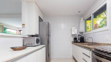 Casa luxo, 4 quartos, piscina particular | Cozinha privada | Geladeira, micro-ondas, fogão, cooktop