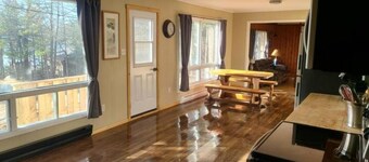 Peaceful cozy cottage next to Welshtown Lake with fire bit in the back yard.