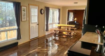 Peaceful cozy cottage next to Welshtown Lake with fire bit in the back yard.