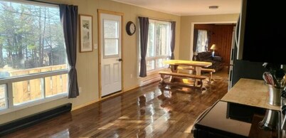 Peaceful cozy cottage next to Welshtown Lake with fire bit in the back yard.