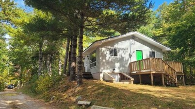 Peaceful cozy cottage next to Welshtown Lake with fire bit in the back yard.
