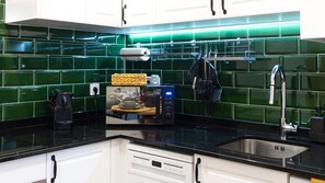 Réfrigérateur, four à micro-ondes, un four, surface de cuisson