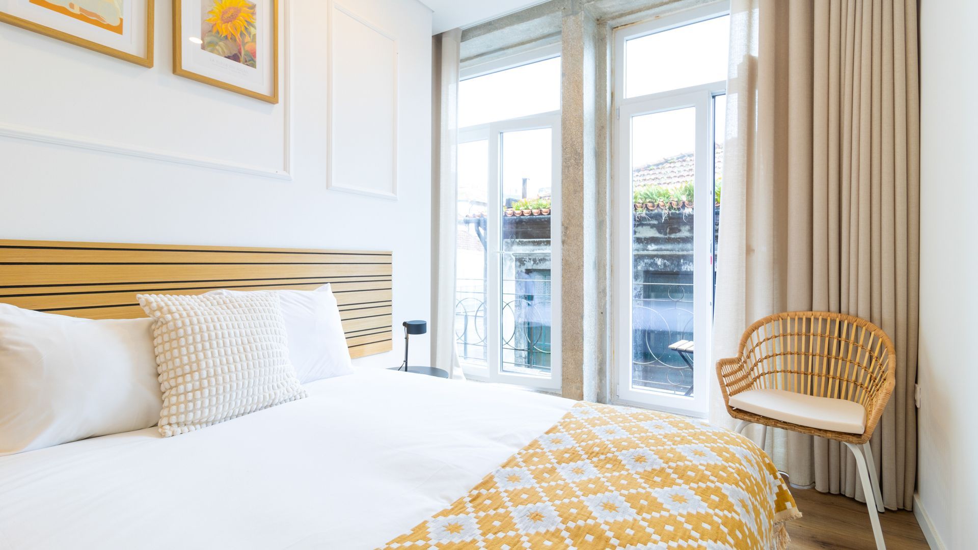 Une chambre d’hôtel avec un grand lit, une chaise et une vue sur l’extérieur.