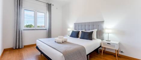 3 habitaciones, tabla de planchar con plancha y cuna de viaje