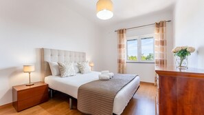 3 habitaciones, tabla de planchar con plancha y cuna de viaje 