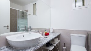 Haartrockner, Handtücher, Toilettenpapier