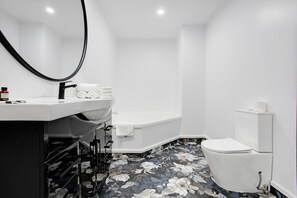 Shower, hair dryer, soap, shampoo - Chic Modern 2BR Heart of Manukau (Auckland)