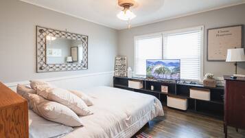 3 bedrooms, desk, iron/ironing board, travel crib