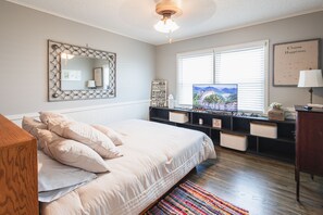 3 bedrooms, desk, iron/ironing board, travel cot