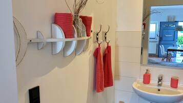 Haartrockner, Handtücher, Seife, Toilettenpapier