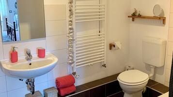 Haartrockner, Handtücher, Seife, Toilettenpapier