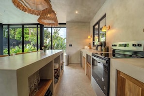 Fridge, microwave, oven, stovetop - New Private 4BR Luxury Tree House with slide (Quepos)