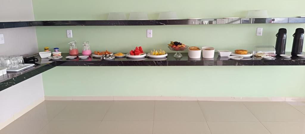 Een buffetopstelling met diverse gerechten en dranken op een toonbank.