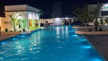 Una piscina con un edificio moderno al fondo.