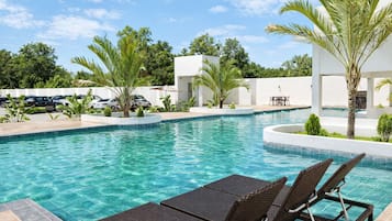 Una piscina al aire libre (de 09:00 a 20:00), tumbonas